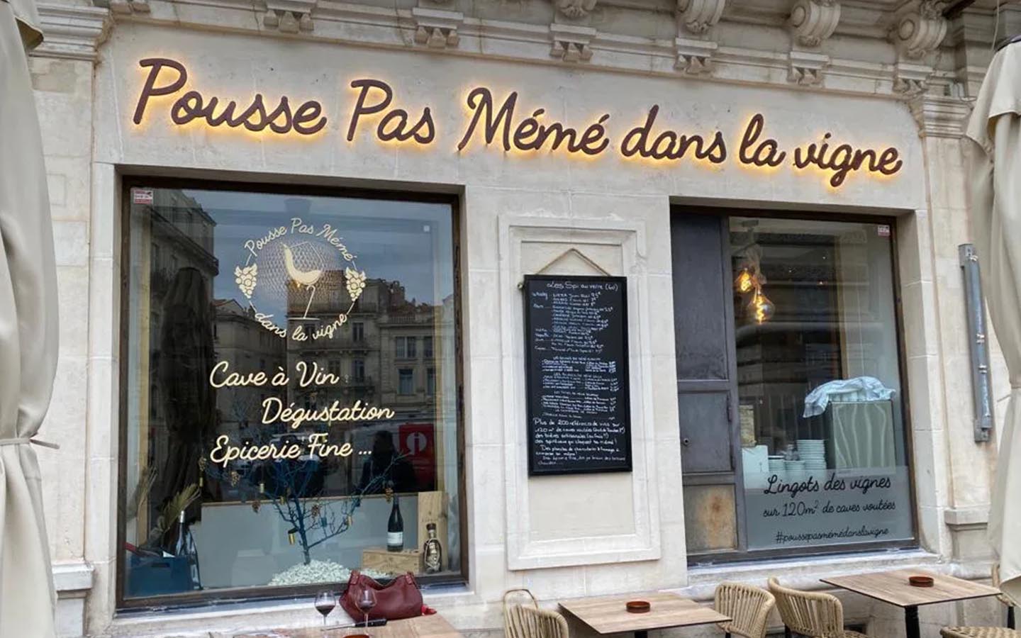 Enseigne Restaurant Pousse Pas Mémé Dans La Vigne